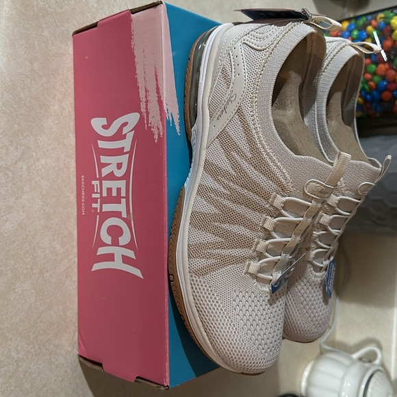 Women’s Sketchers Stretch Fit 8.5 NWT VEGAN Off White with Tan Design - Picture 8 of 9